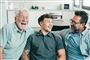 tre generationer griner sammen