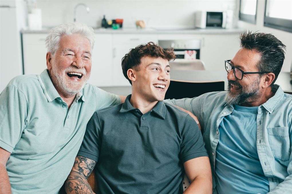 tre generationer griner sammen