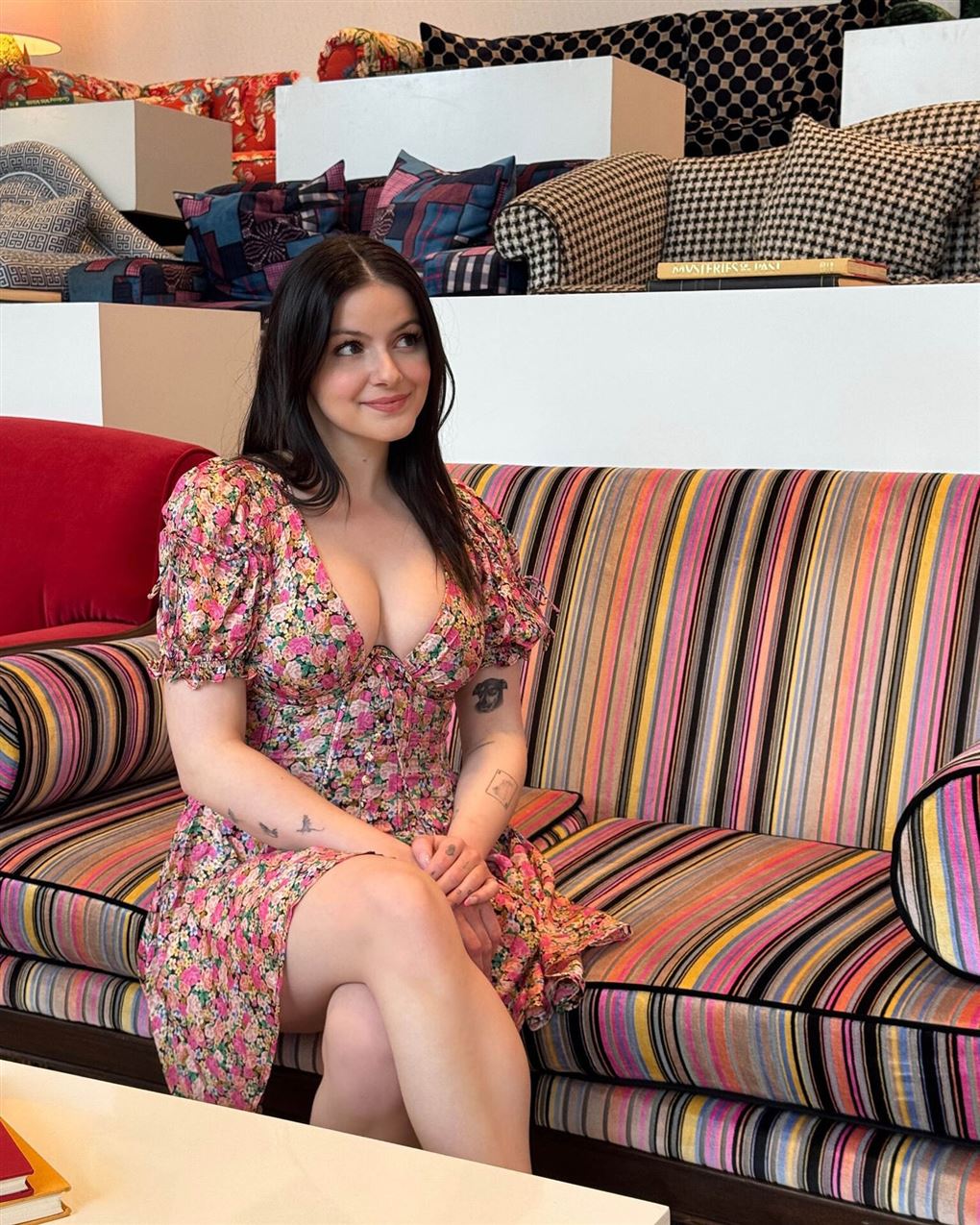 en smuk kvinde i en sofa