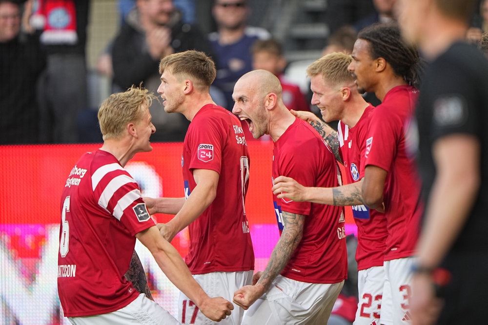 Fodboldspillere jubler på banen