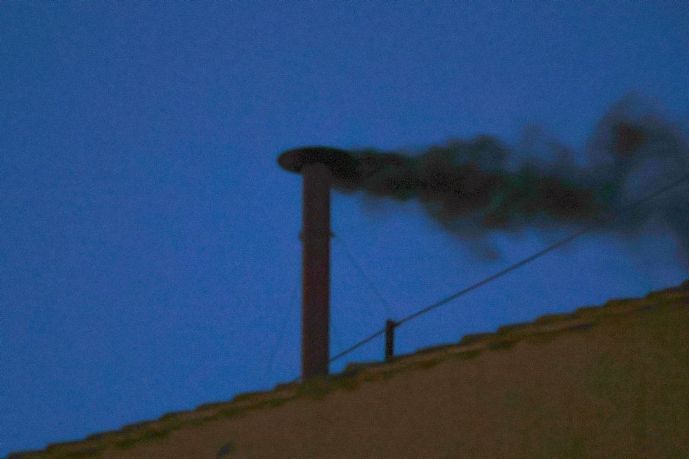 sort røg fra en skosten