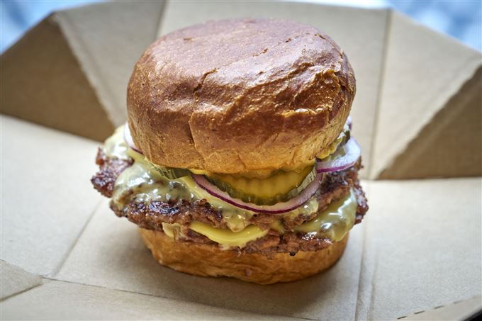 En burger med sovs og ingen kød.