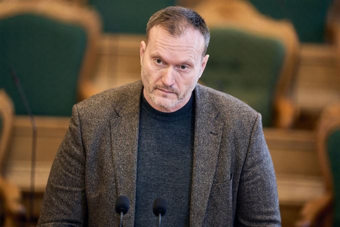 Mand i mørk jakke i folketingssalen