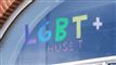 Billede af vindue med bogstaverne LGBT+