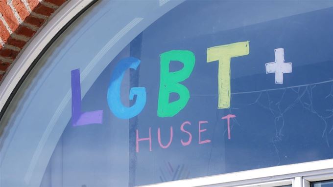 Billede af vindue med bogstaverne LGBT+