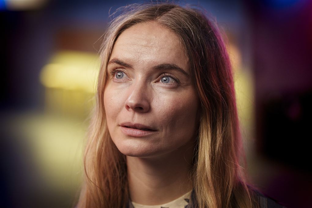 kvinde kigger intenst