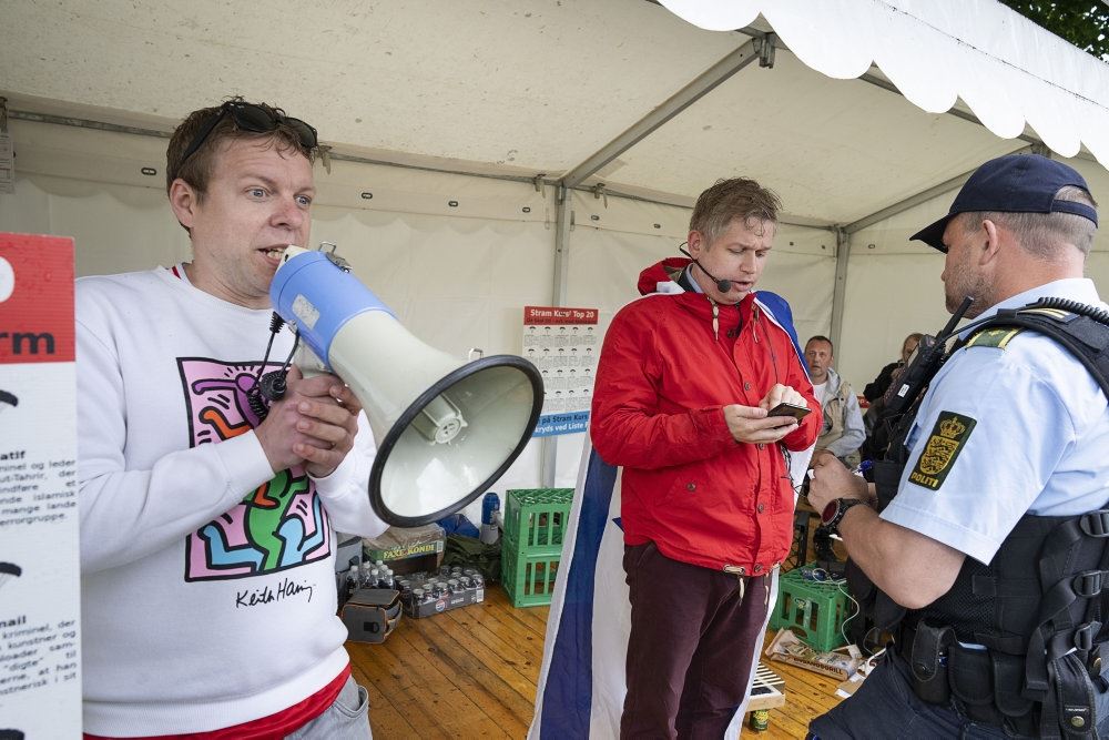 mænd står med megafoner 