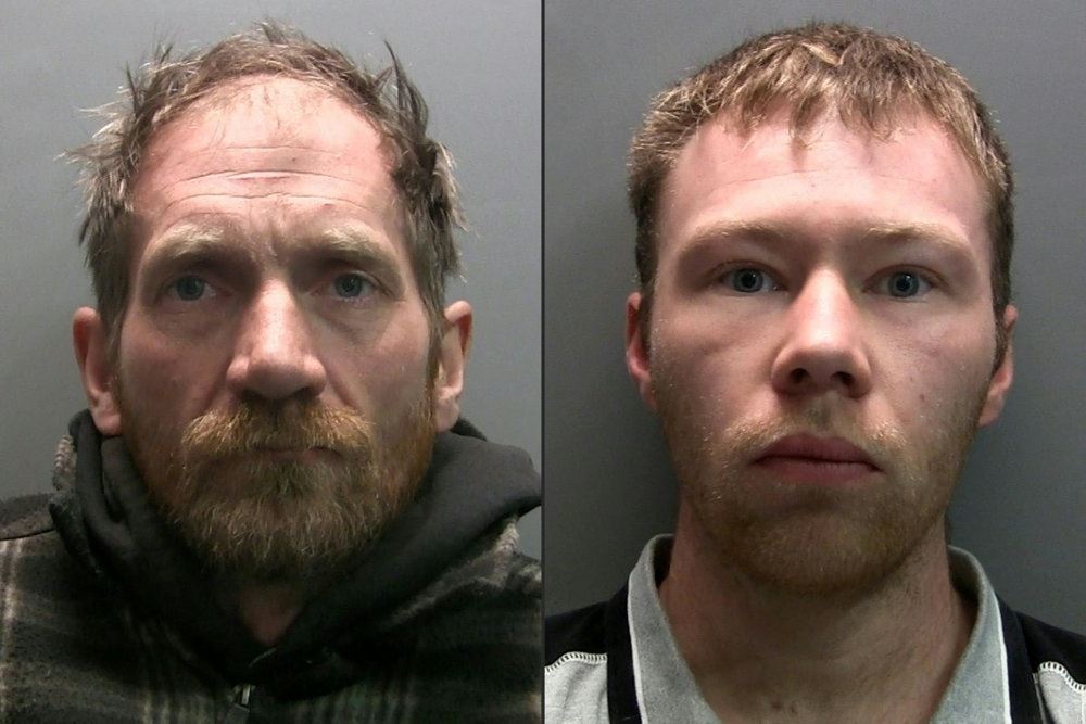 Mugshots af to blonde mænd med skæg