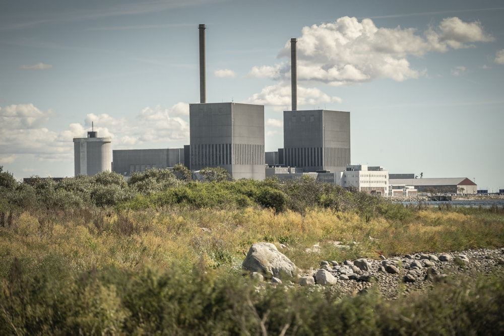 et atomkraftværk set på afstand