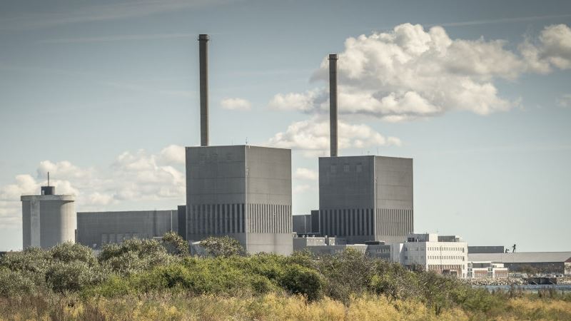 et atomkraftværk set på afstand