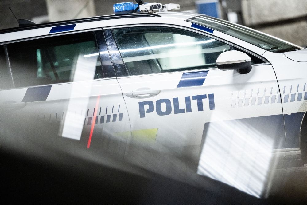 politibil med påskriften politi