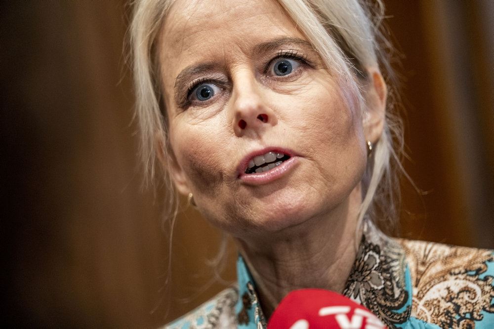 kvinde taler 