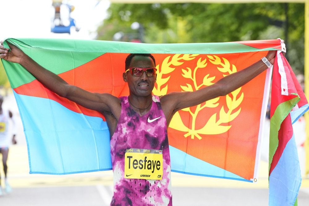 mand står med flag