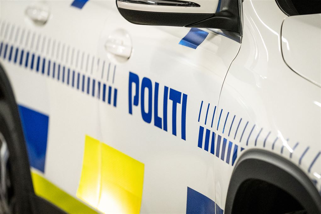 politibil med påskriften politi