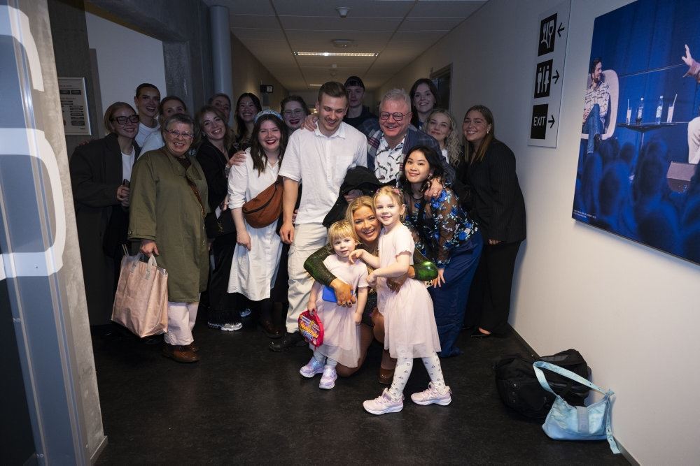 kvinde omgivet af sin familie