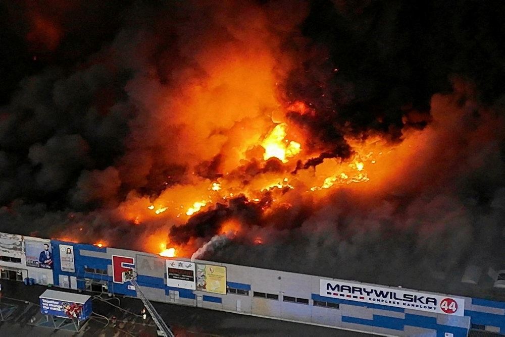 voldsomme flammer fra bygning