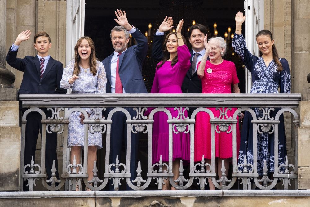 hele den danske kongefamilie på balkon