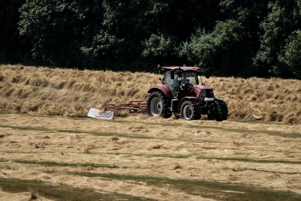 Traktor på en mark