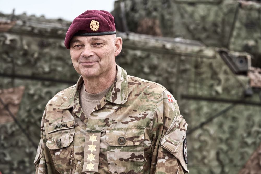 Mand i uniform 