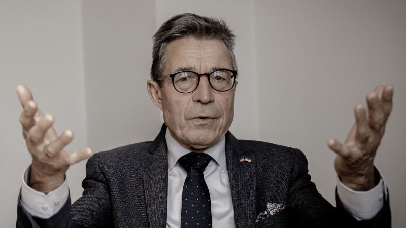 en mand slår opgivende ud med armene