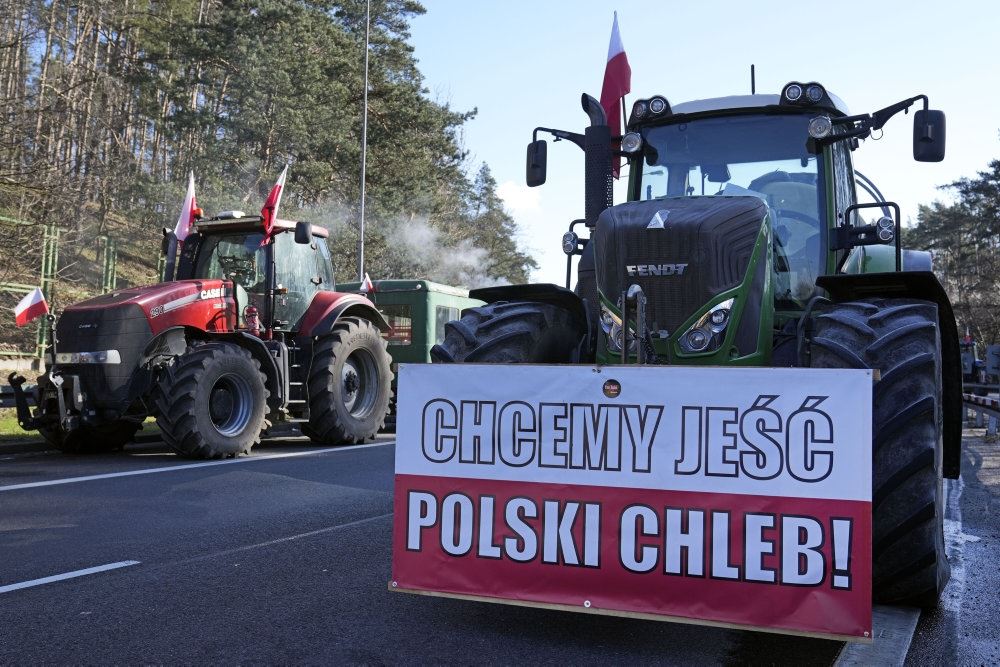 Traktor bag et protestskilt