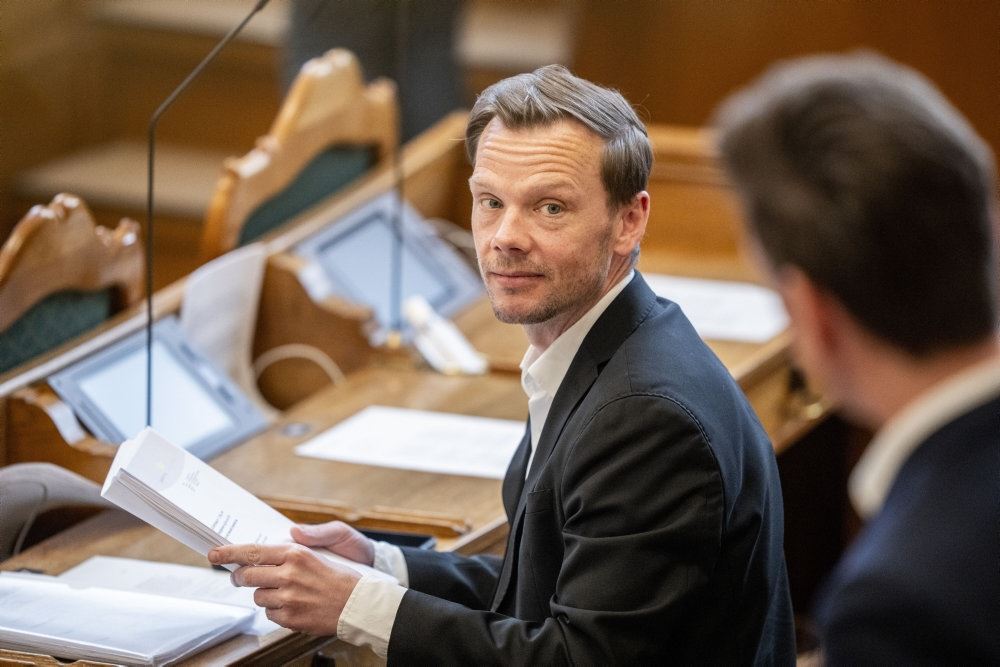 Mand i folketingssal