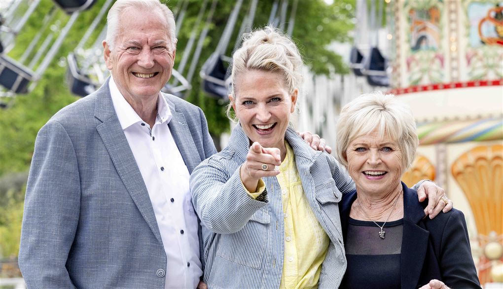 Ældre par med glad datter i midten