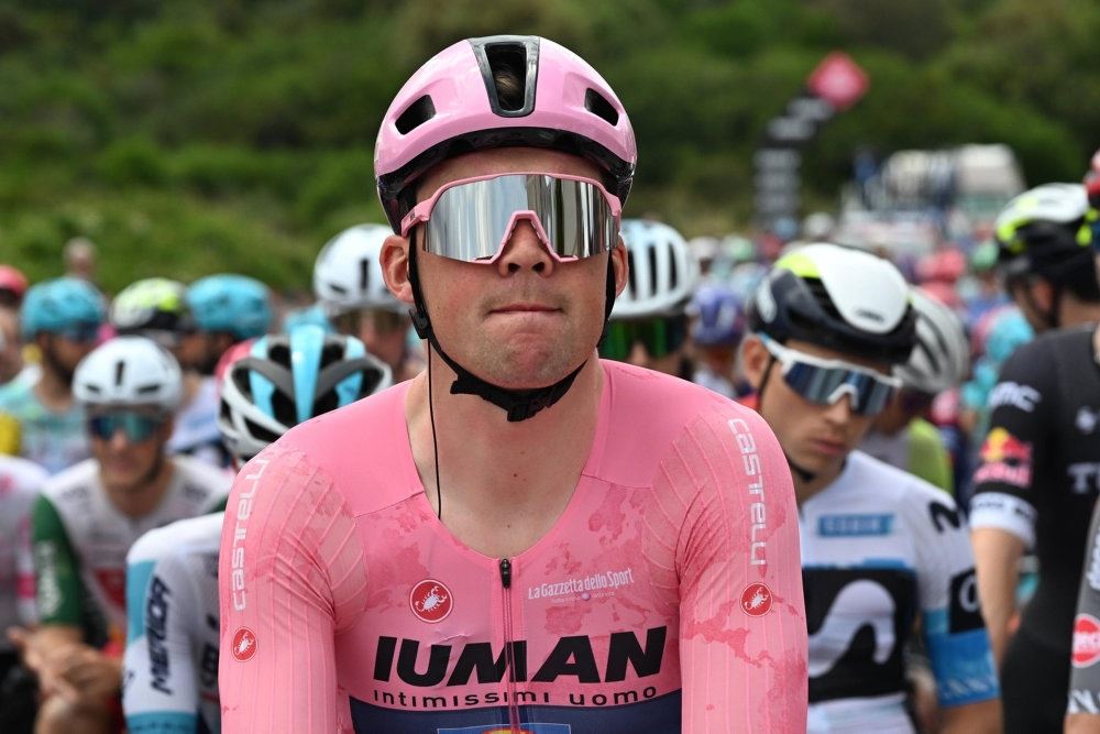 cykelrytter mads pedersen kører over stregeng