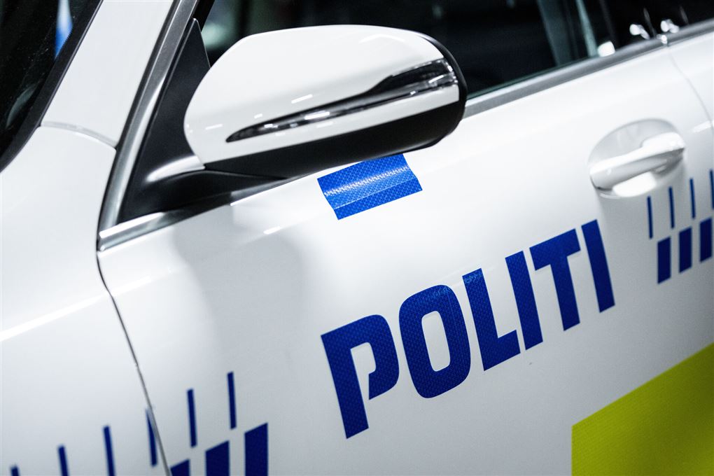 politibil med påskriften politi