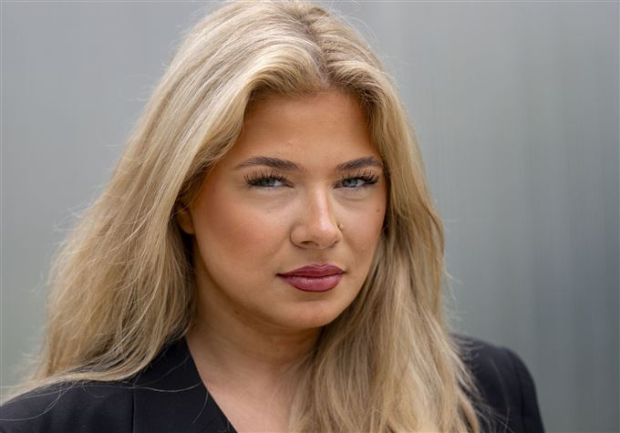 en kvinde kigger på fotografen
