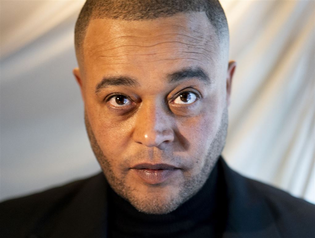 en mand kigger på fotografen