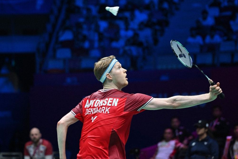 badmintonspiller med ketcher over hovedet