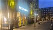 Billede af mcdonalds i gågade i tusmørke