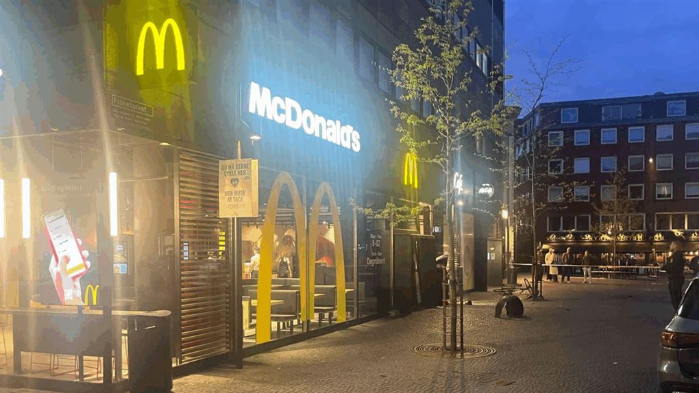 Billede af mcdonalds i gågade i tusmørke