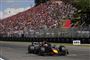 formel 1 racer foran tilskuertribune