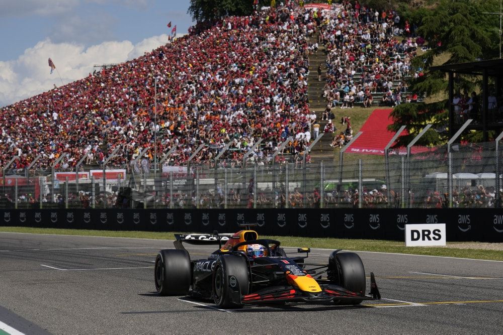 formel 1 racer foran tilskuertribune