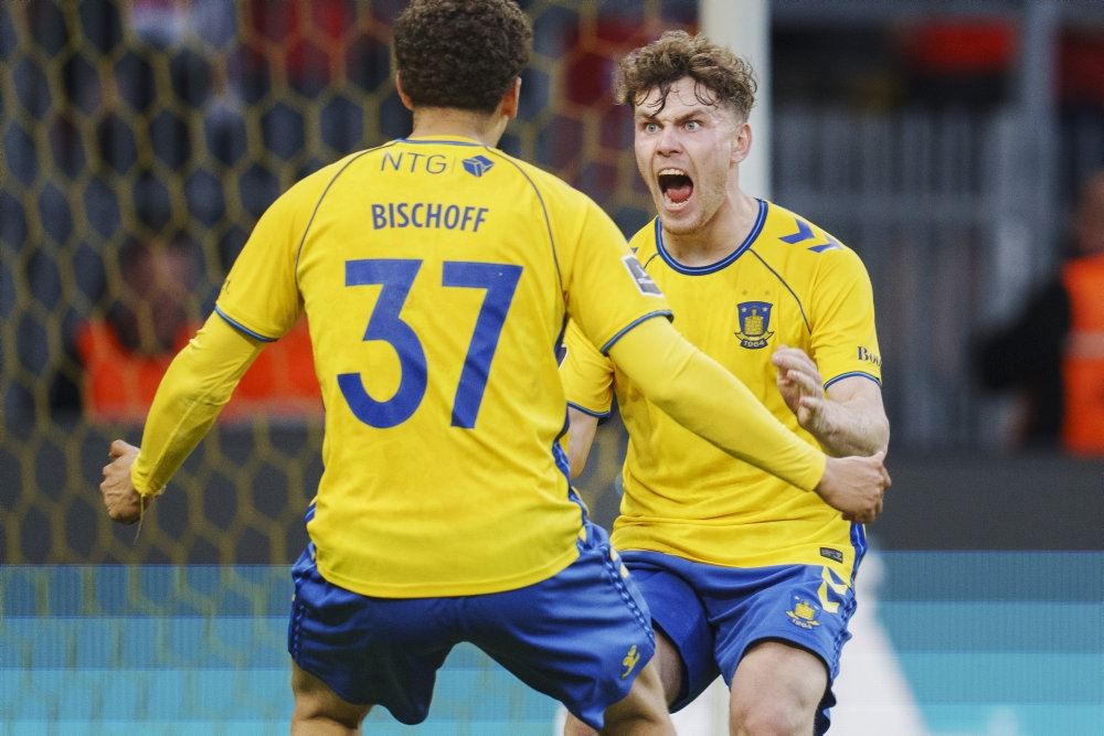 to fodboldspillere i gult jubler