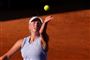 tennisspiller kaster bolden op til serv