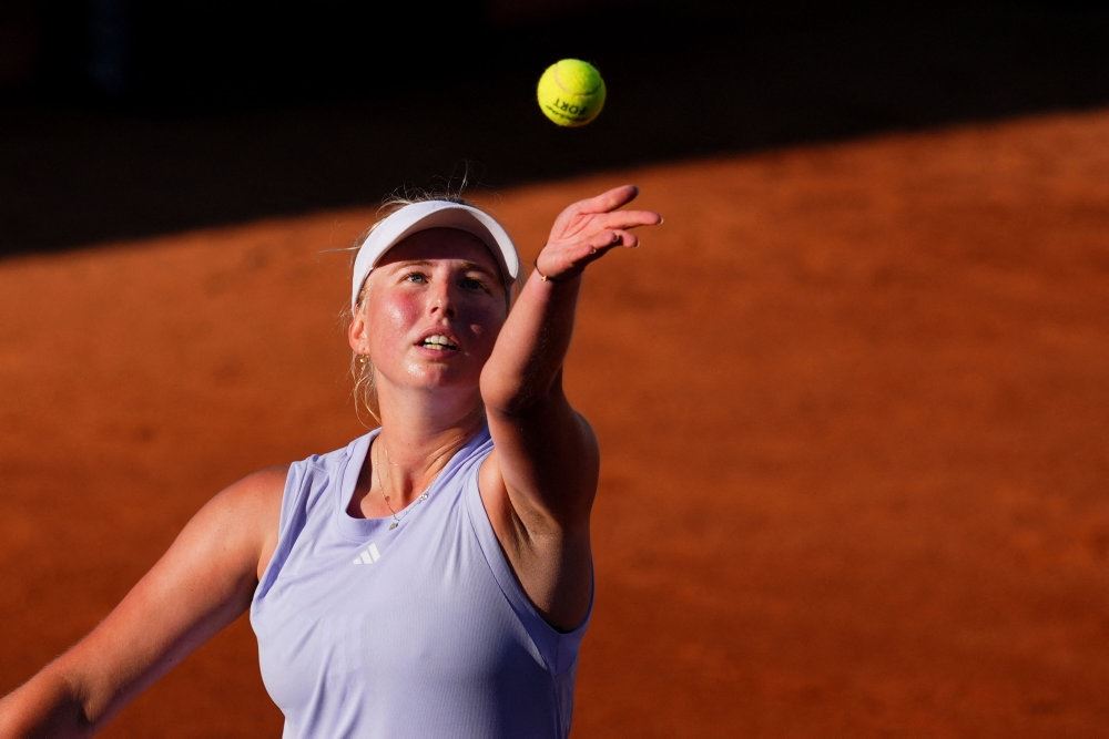 tennisspiller kaster bolden op til serv
