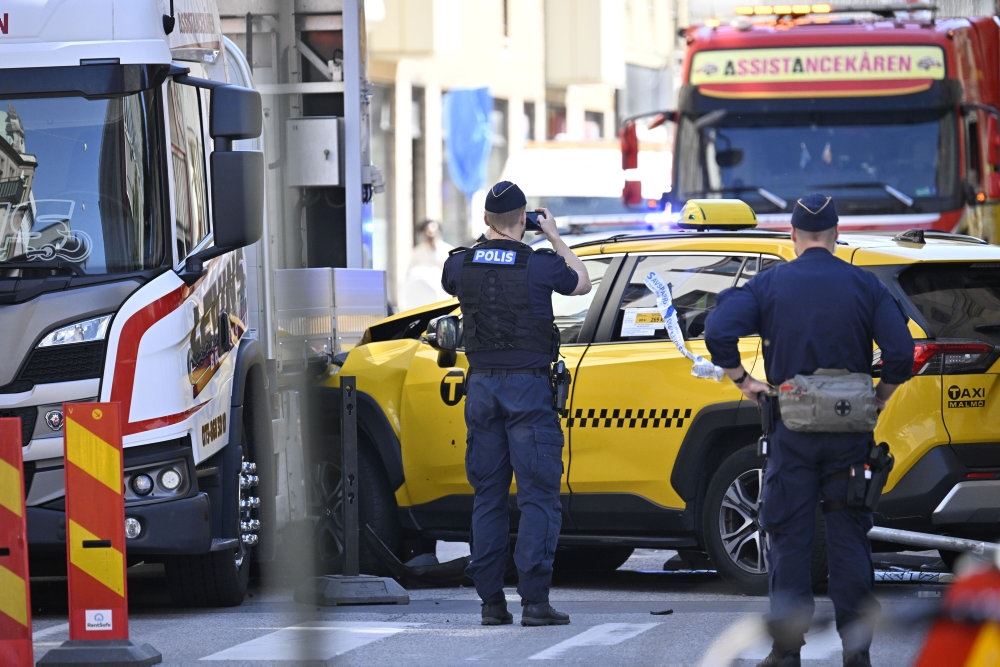 mennesker betragter en taxa kørt op på fortorvet