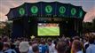 mange mennesker ser fodbold på storskærm