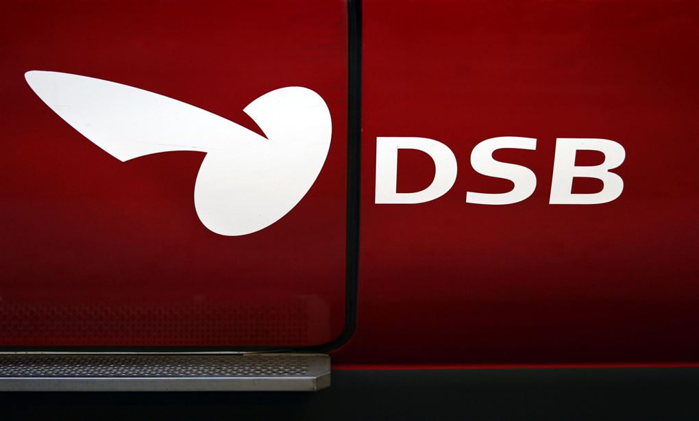 Døren til et s-tog påtrykt DSB-logo