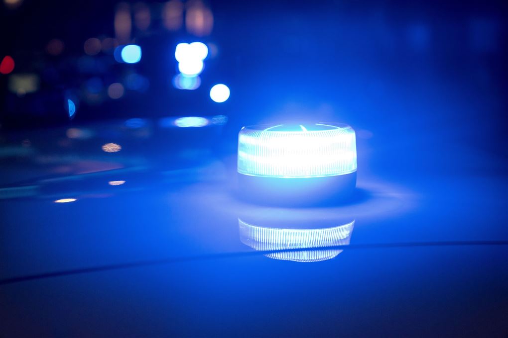 Blåt politiblink lyser nattemørket op