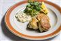 fiskefrikadeller med remoulade på tallerken