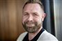 mand med smilende rundt hoved