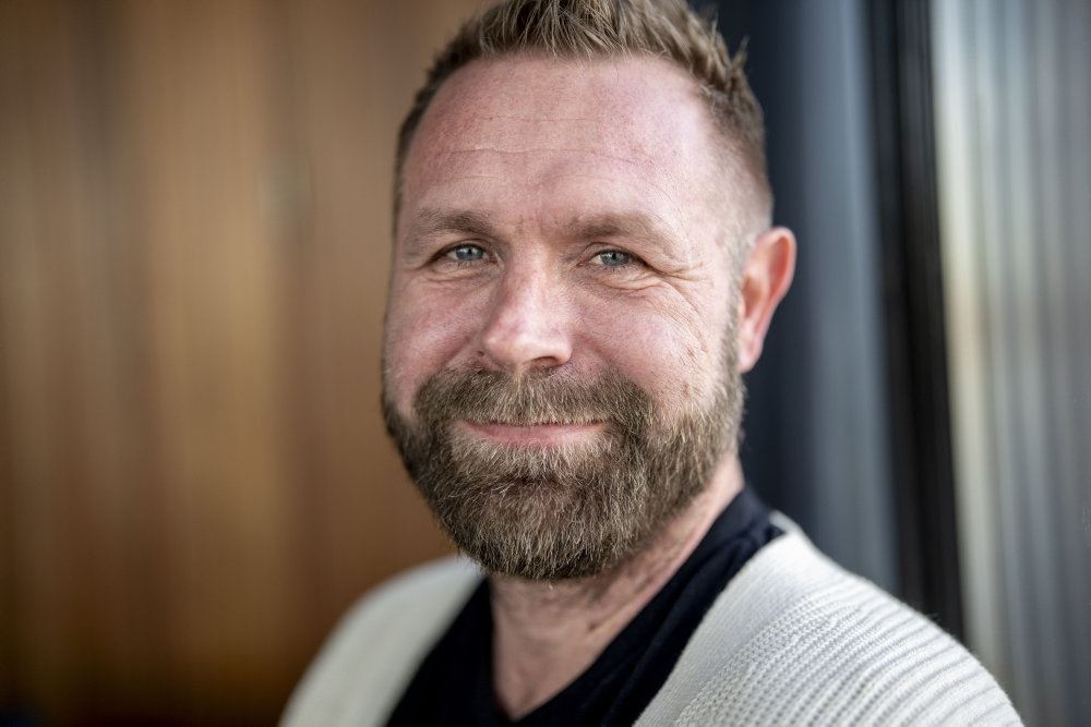mand med smilende rundt hoved