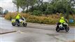 to politimotorcykler på en vej