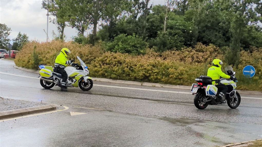 to politimotorcykler på en vej