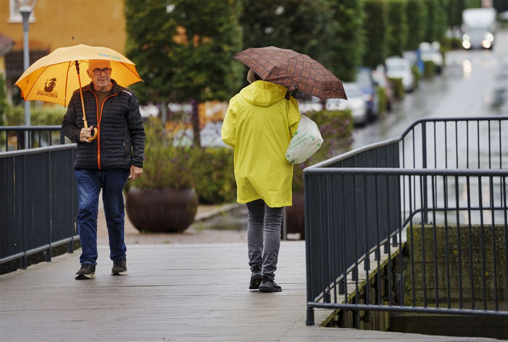 to med paraply på gaden