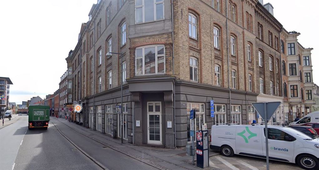 en bygning set fra gaden